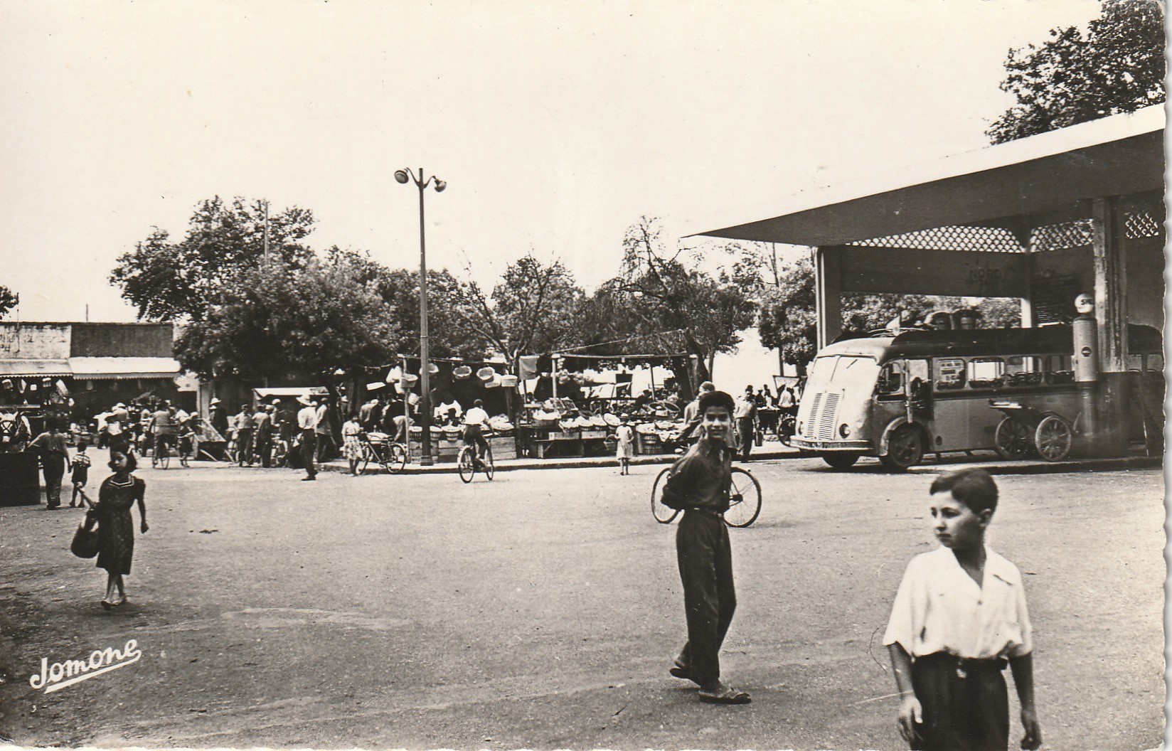Photo Cpsm petit format Algérie. DJIDJELLI. Gare des Cars