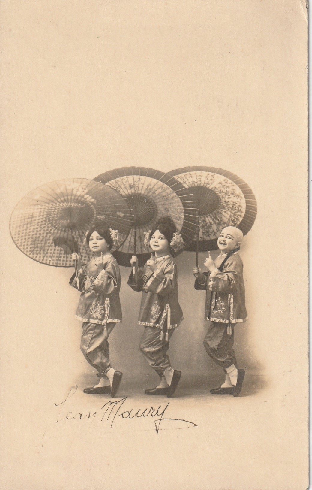Spectacle Cirque Cabaret. Photographe Illustrateur JEAN MAURY. Trio de Chinois avec Spectacle de parapluies