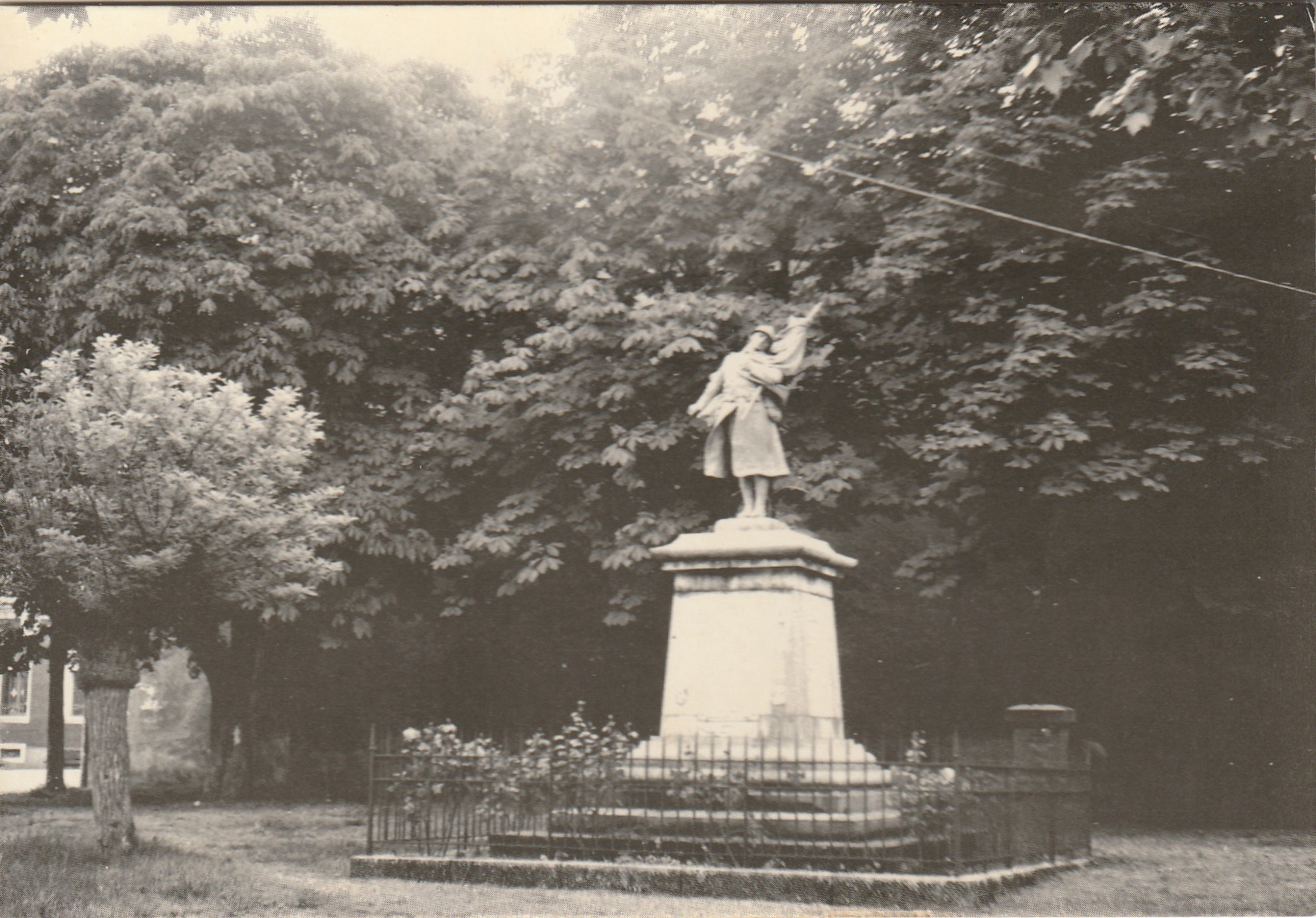 Photo cpsm grand format 11 NEBIAS. Le Monument aux Morts