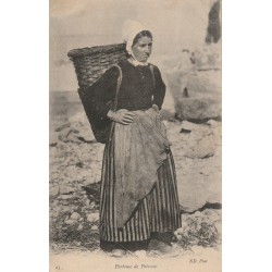 METIERS DE LA PECHE. Porteuse de Poissons