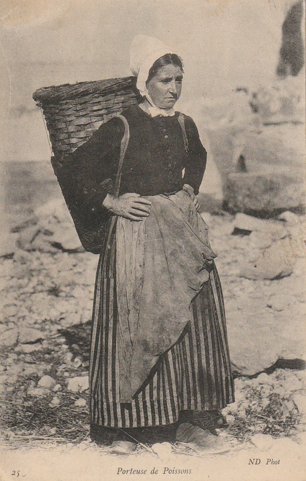 METIERS DE LA PECHE. Porteuse de Poissons