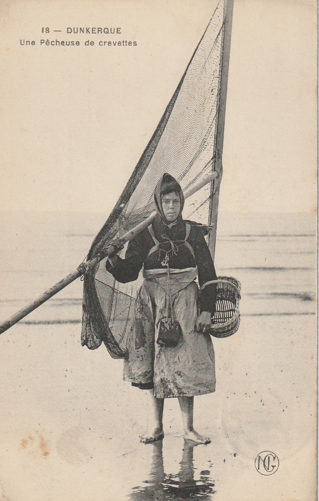 59 DUNKERQUE. Pêcheuse de Crevettes 1910. Pêcheurs et Crustacés Métiers de la Mer