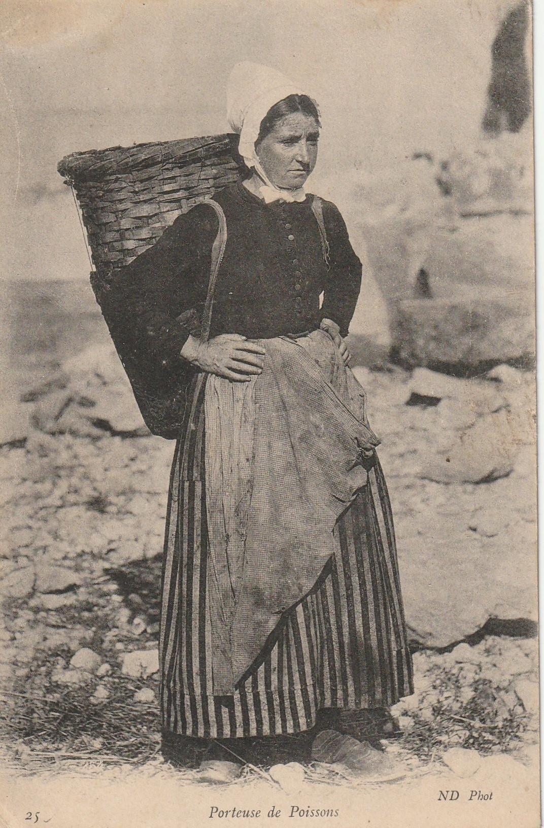 59 PORTEUSE DE POISSONS. Pêcheurs Poisson et Crustacés