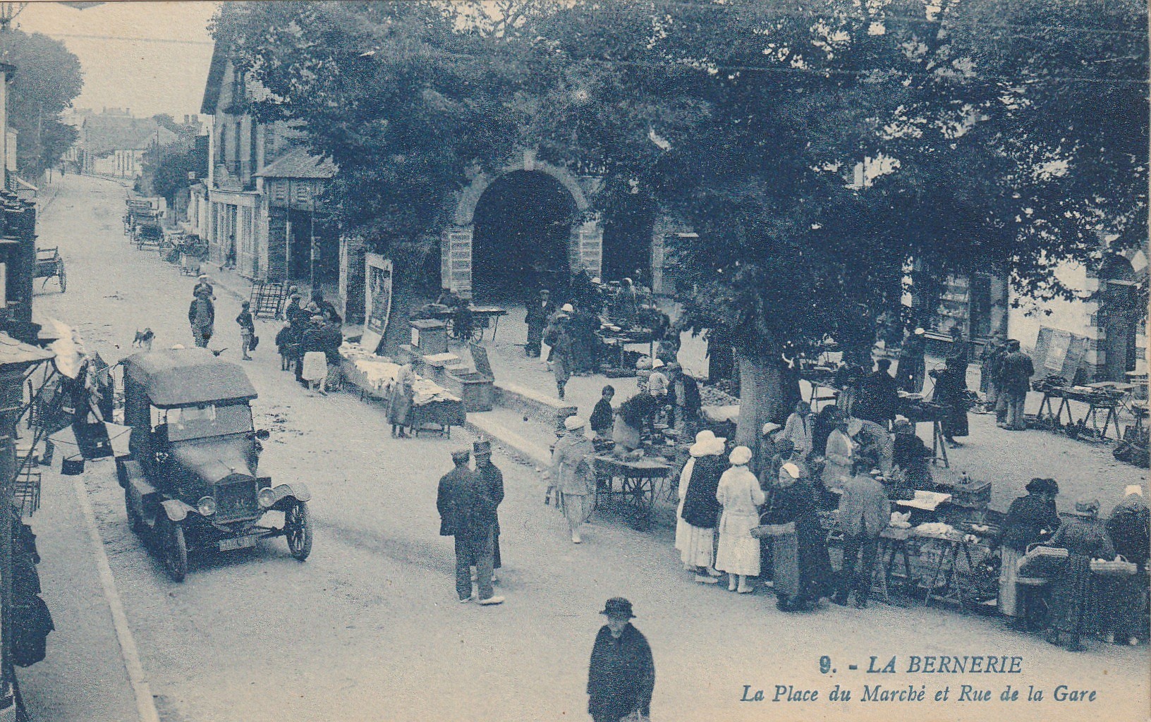 44 LA BERNERIE EN RETZ. Place du Marché et rue de la Gare