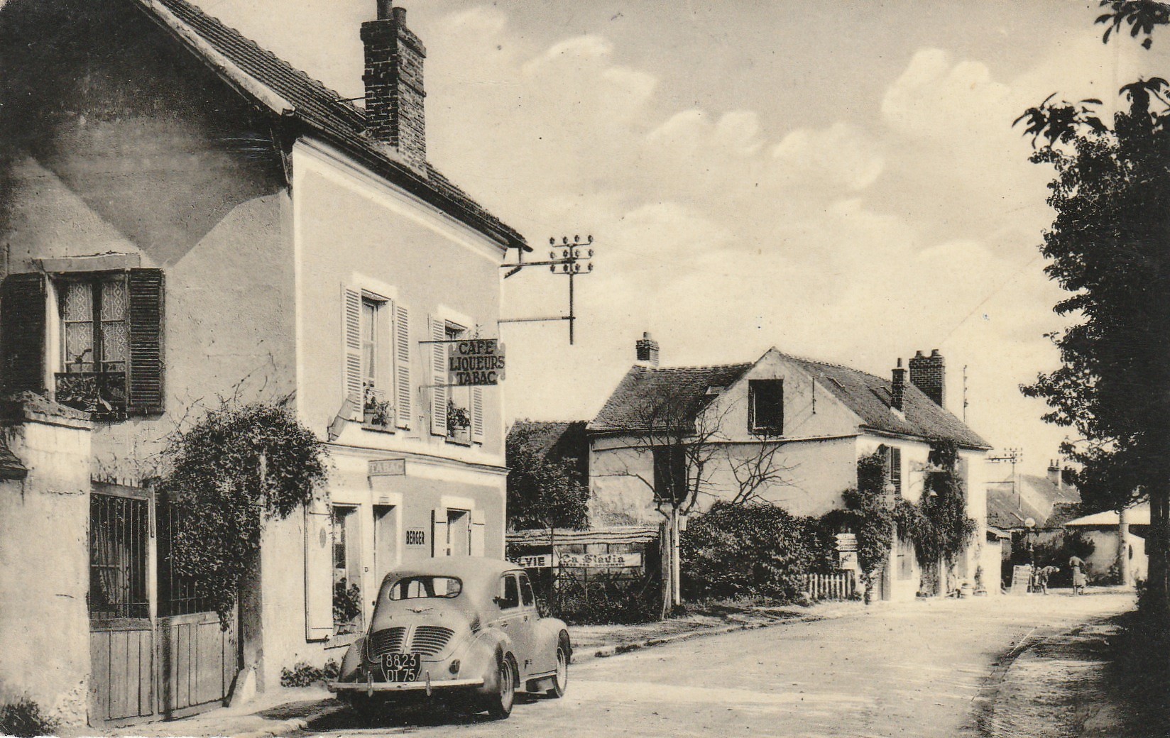 77 OTHIS. Voiture devant Café Plonquet route d'Ermenonville
