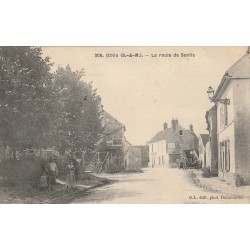 77 OTHIS. Route de Senlis avec animation