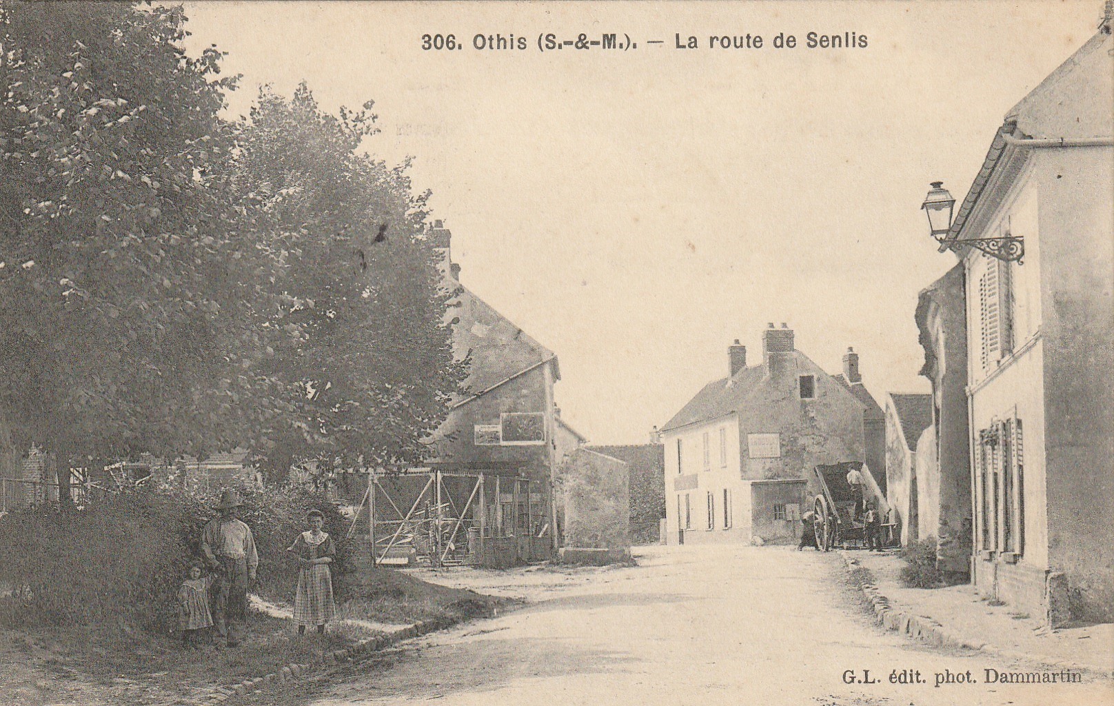 77 OTHIS. Route de Senlis avec animation