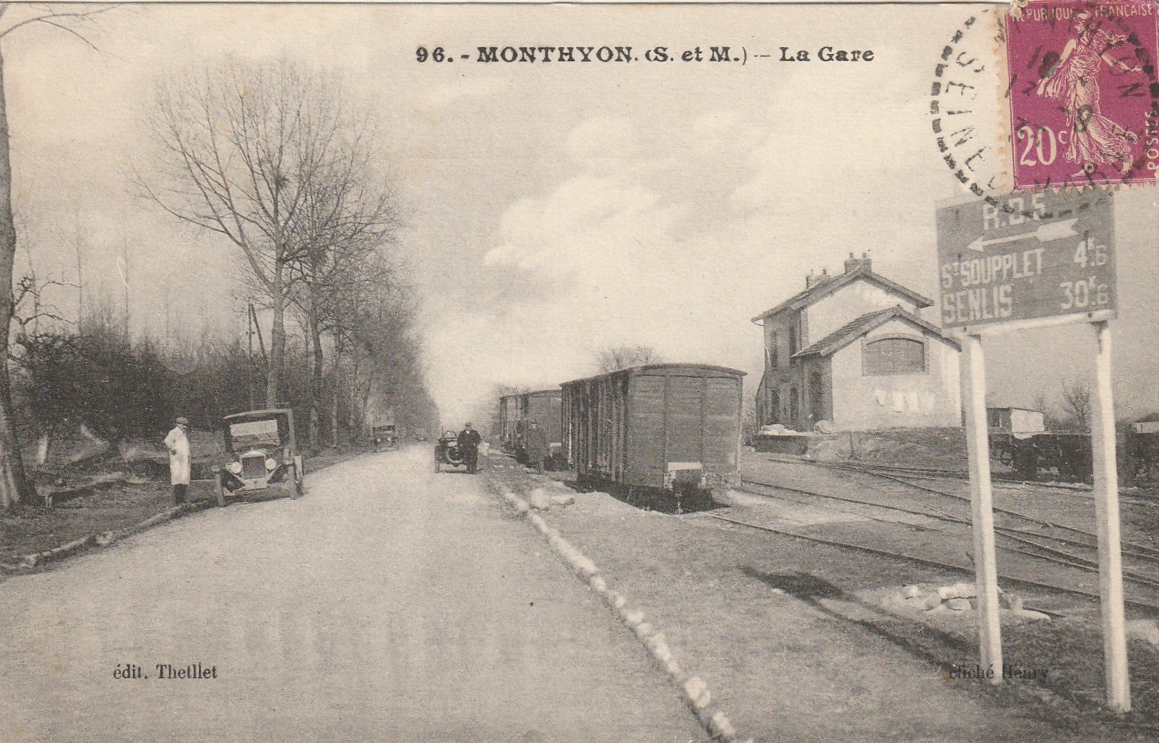 77 MONTHYON. Train dans la Gare 1933