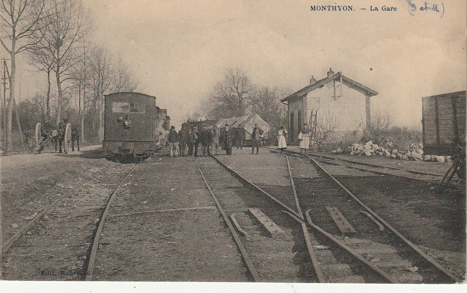 77 MONTHYON. Attelage et Train dans la Gare 1933