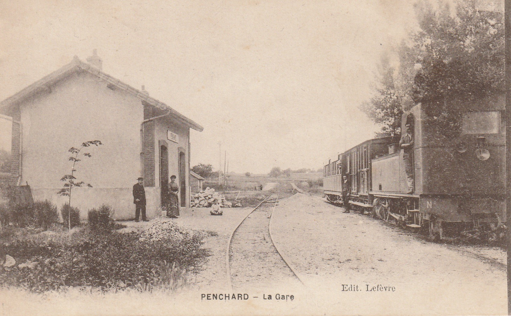 77 PENCHARD. Train dans la Gare avec employés