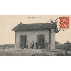 77 PENCHARD. La Gare avec employés et voyageurs 1911