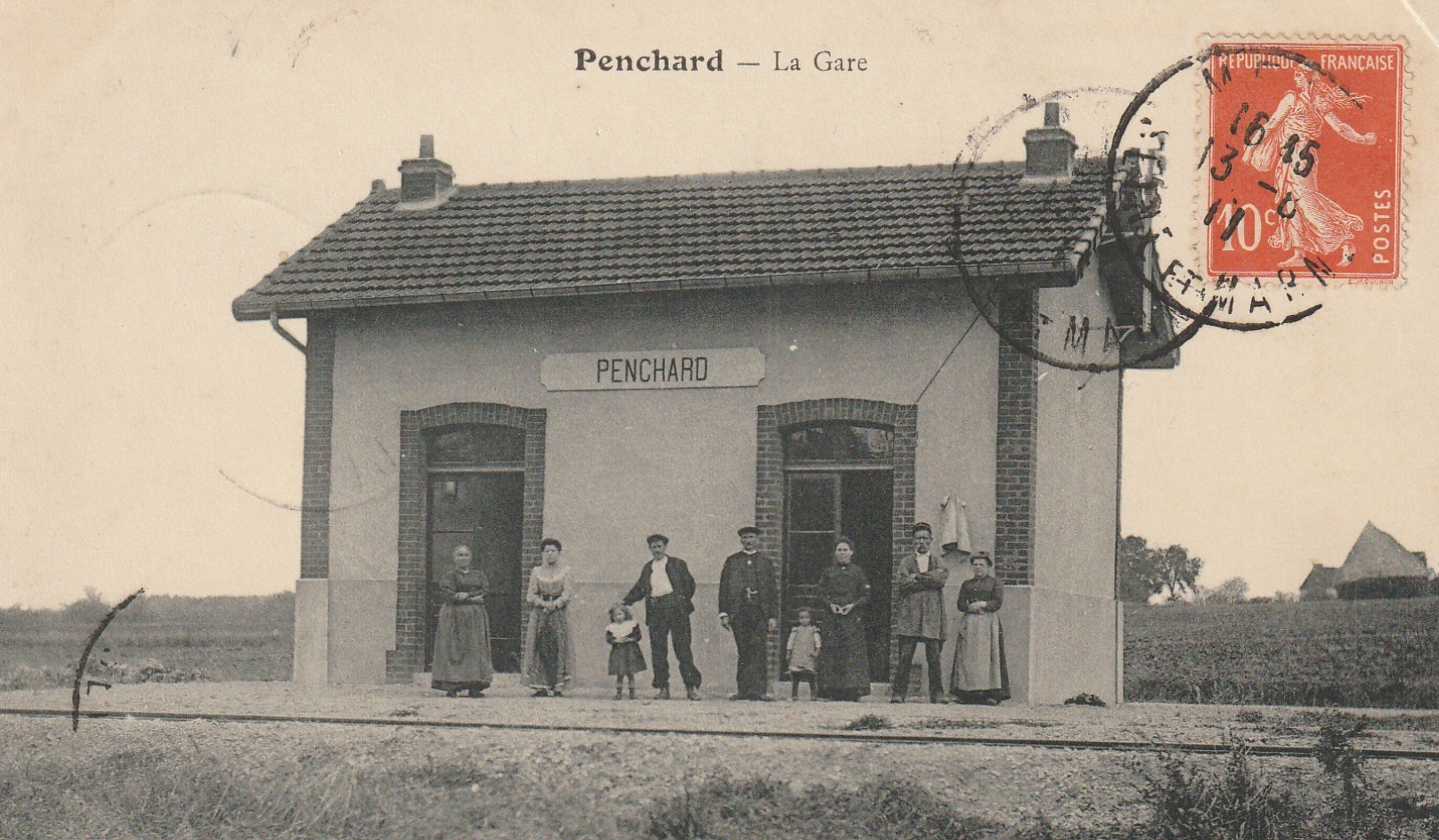 77 PENCHARD. La Gare avec employés et voyageurs 1911