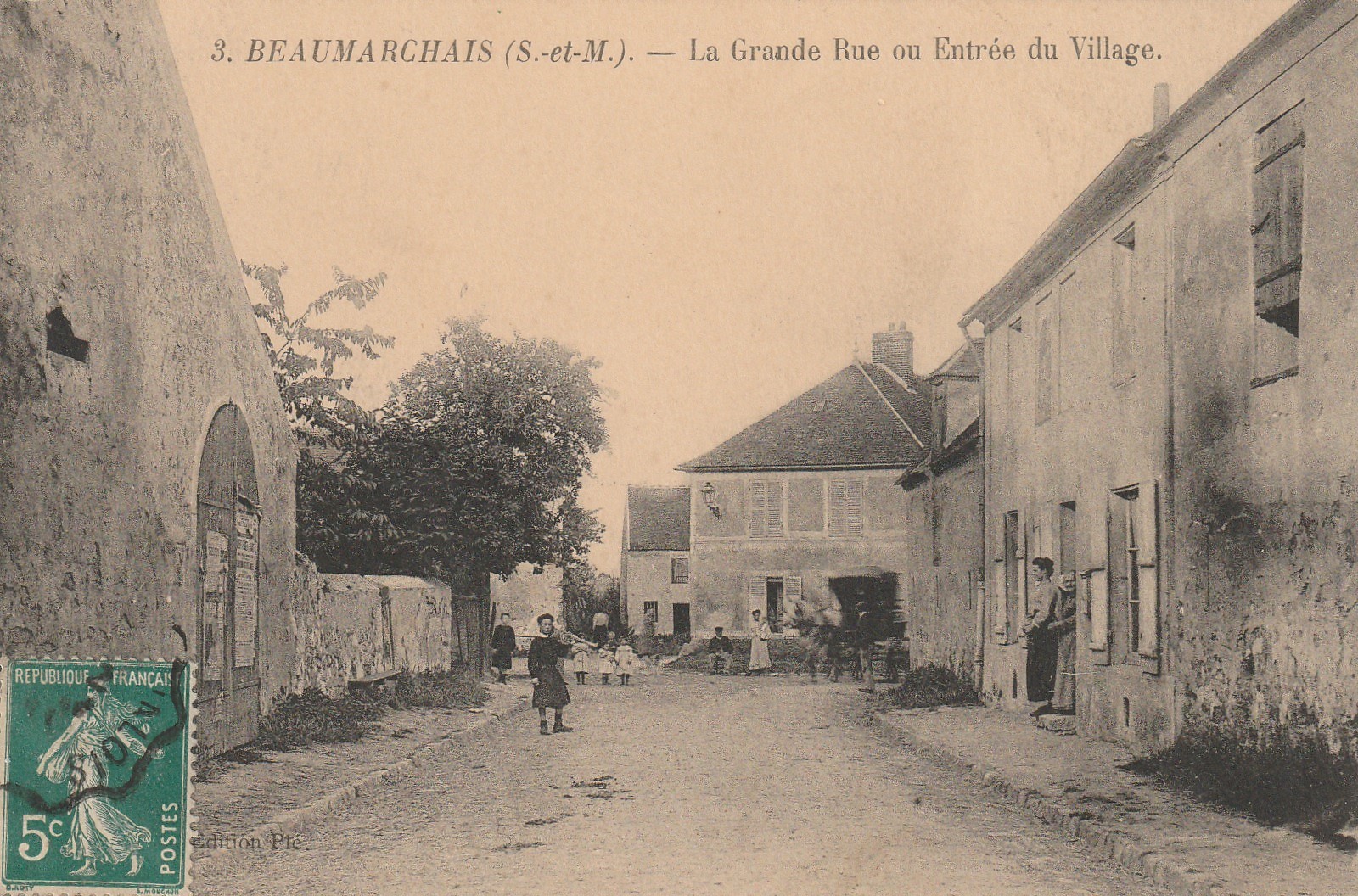 77 BEAUMARCHAIS. La Grande Rue ou Entrée du Village avec attelage