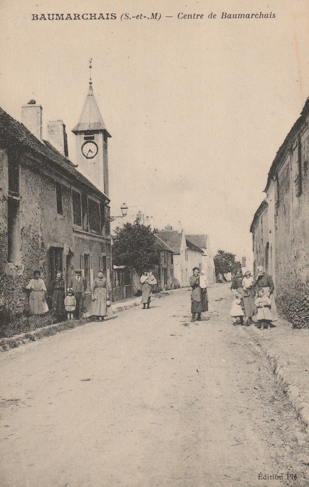 77 BEAUMARCHAIS. Centre de Baumarchais bien animé