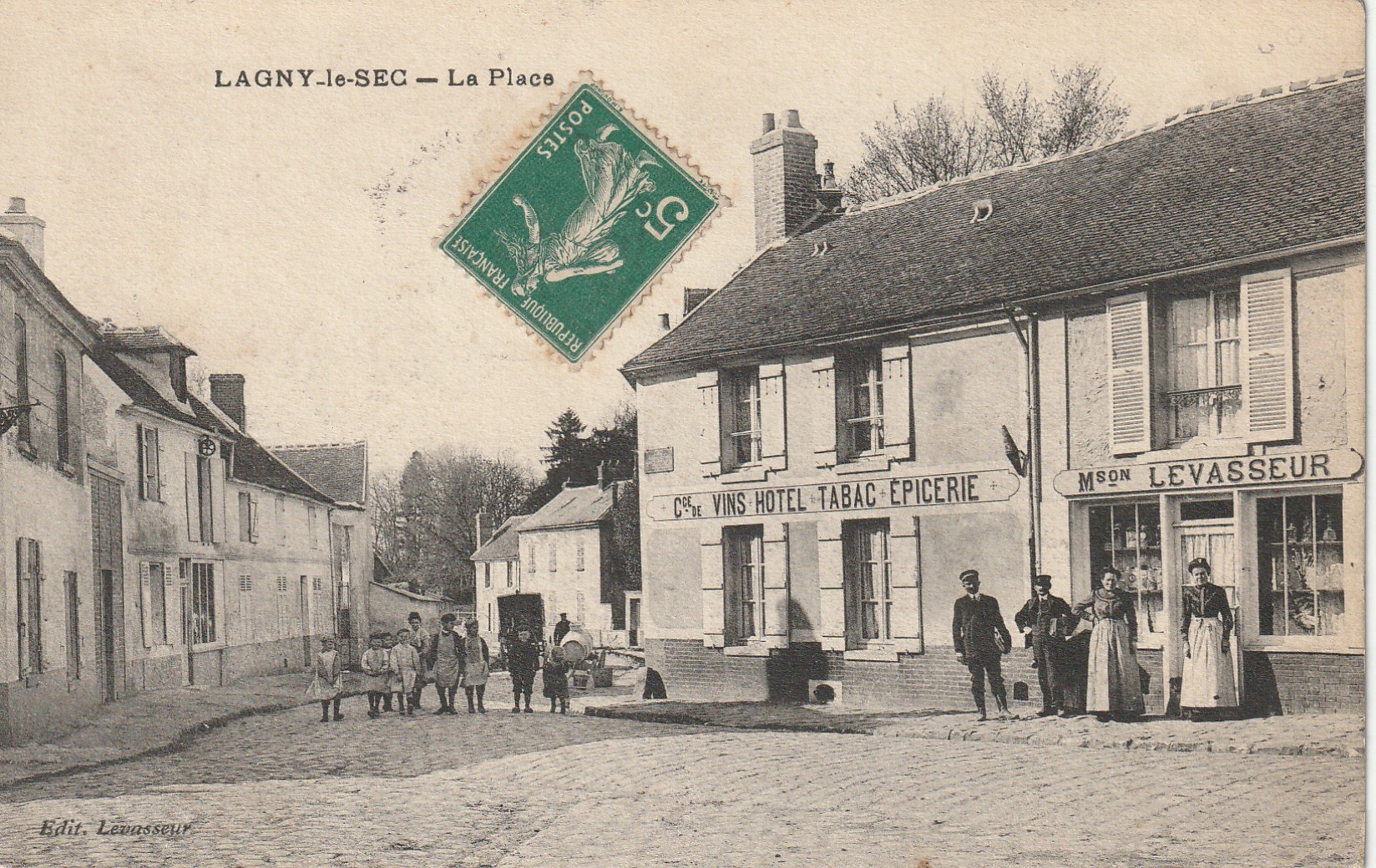 60 LAGNY-LE-SEC. Hôtel Tabac Epicerie Levasseur sur la Place