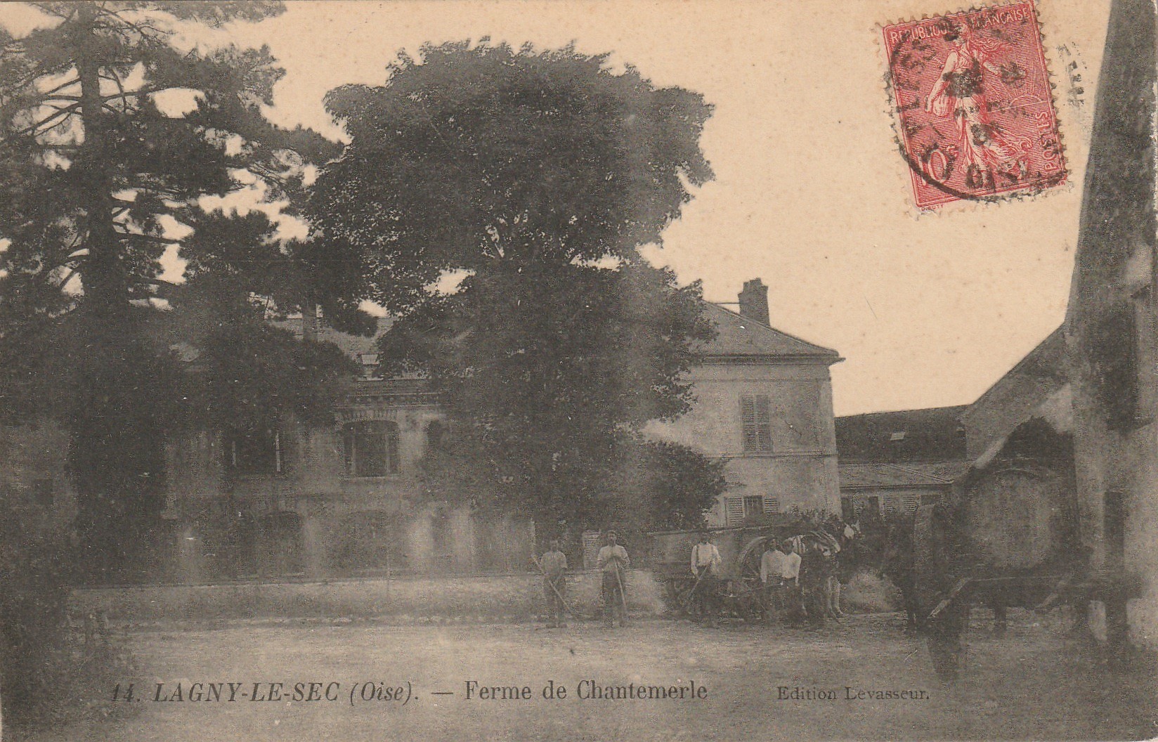 60 LAGNY-LE-SEC. La Ferme de Chantemerle avec ouvriers agricoles et terrassiers vers 1908