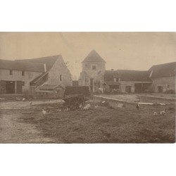 60 LE PLESSIS-BELLEVILLE. Intérieur d'une Ferme en photo carte postale assez rare 1914