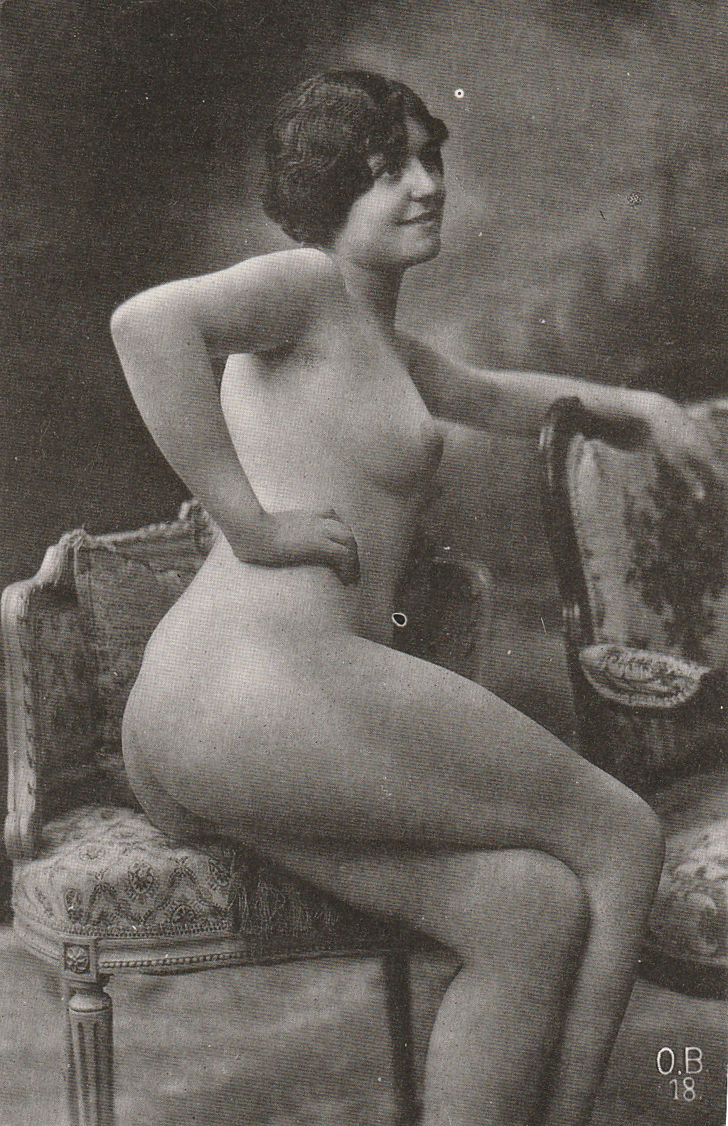 NU ADULTES. Carte postale superbe Femme langoureuse aux seins et fesses nus