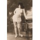 Photo Cpsm Cpm NUS ADULTES. Superbe femme aux seins nus en bas et porte jaretelles. Réédition d'une carte ancienne