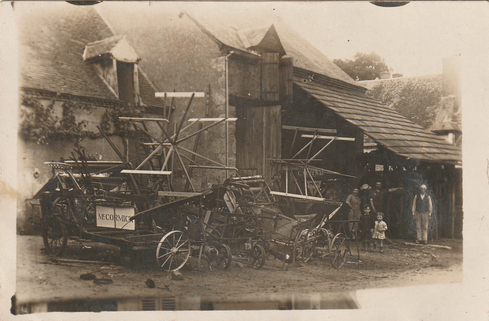 Métiers UNE FERME. Avec moissonneuse batteuse Mc Cormick et charrue Huard