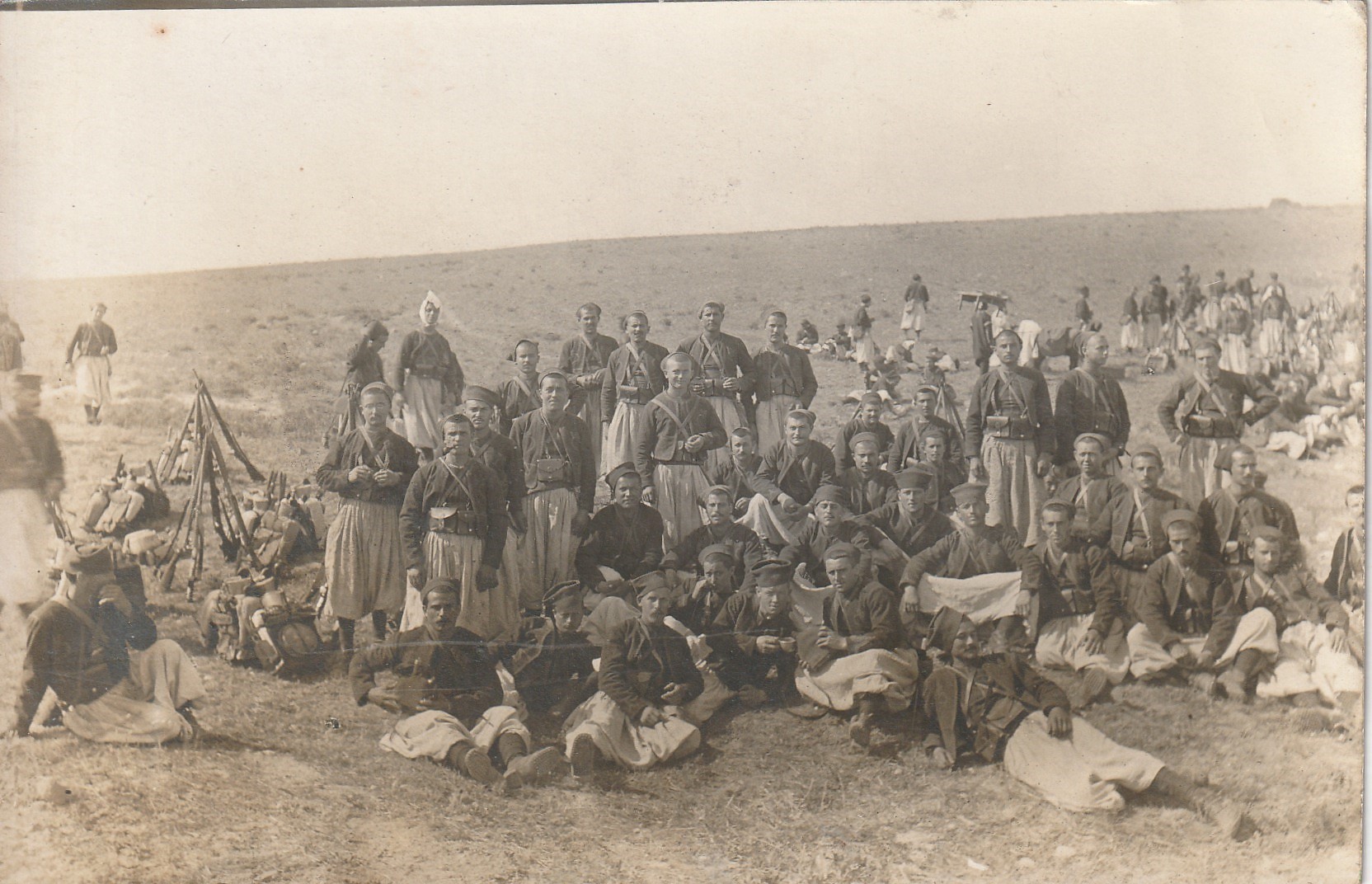 TUNISIE. Groupe de militaires Zouaves pendant le repos 1911