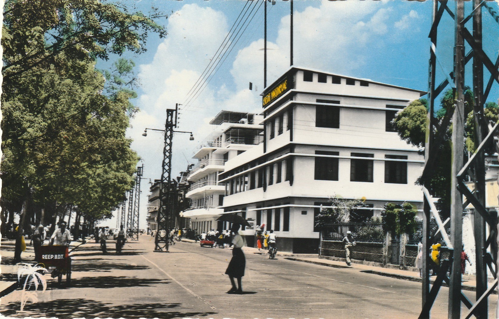 Photo Cpsm petit format MARTINIQUE. Rue de la Liberté. Banque Crédit Martiniquais
