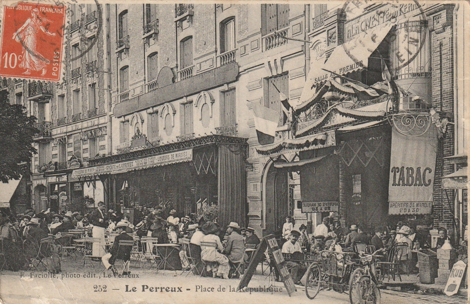 94 LE PERREUX SUR MARNE. Grand Café de l'Arrivée et Tabac à la Civette Place de la République