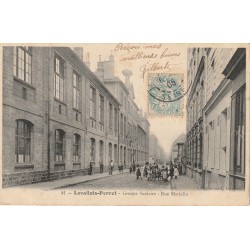 92 LEVALLOIS-PERRET. Ecolières devant le Groupe Scolaire rue Marjolin 1905