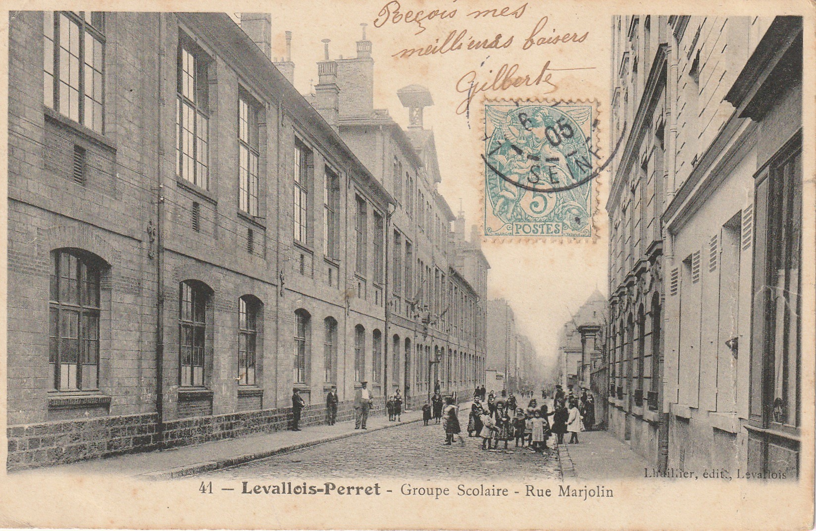 92 LEVALLOIS-PERRET. Ecolières devant le Groupe Scolaire rue Marjolin 1905