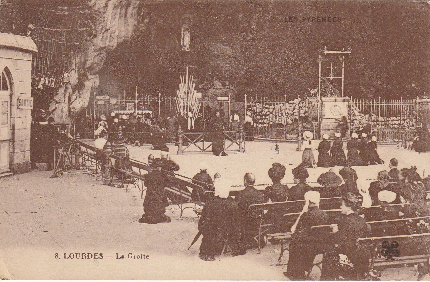 4 cpa LOURDES 65. Grotte, Rosaire, Château Fort et Gave, Apparition de la Vierge