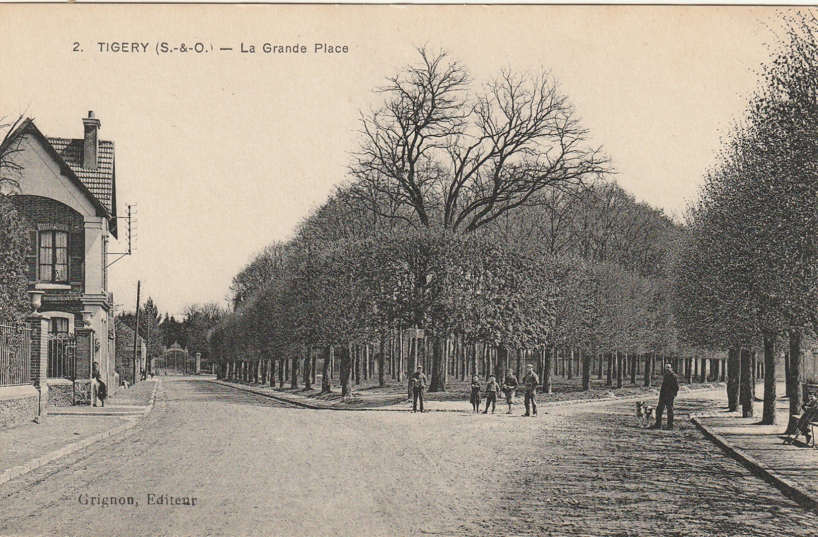 91 TIGERY. La Grande Place