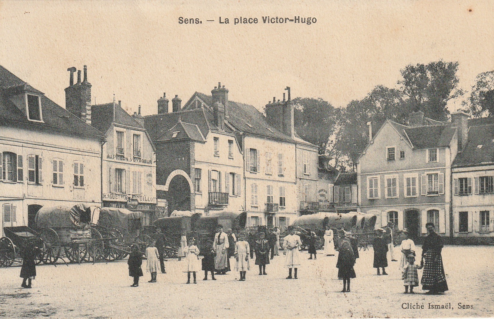 89 SENS. La Place Victor Hugo 1907 Marché devant restaurant Au Pigeon Voyageur ex Place du Samedi
