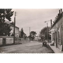 Photo Cpsm grand format 89 NEUILLY. Très ancienne Pompe à Essence Star Route de Villemer