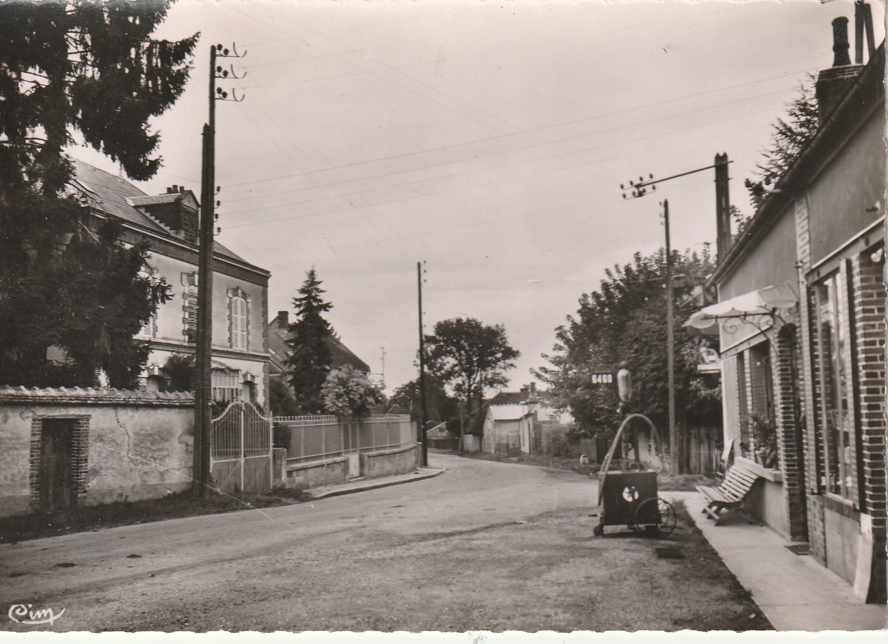 Photo Cpsm grand format 89 NEUILLY. Très ancienne Pompe à Essence Star Route de Villemer