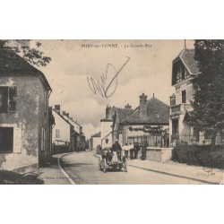 77 MISY SUR YONNE. Voiture Didot sur Grande Rue