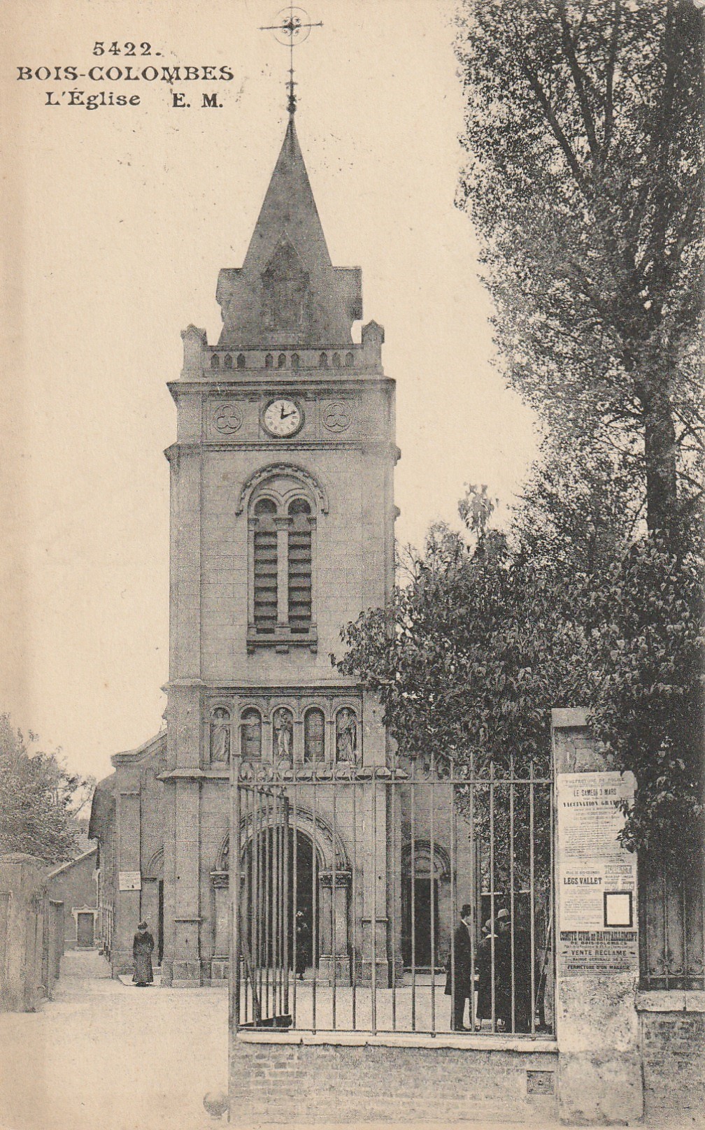 92 BOIS-COLOMBES. L'Eglise avec petite animation 1923