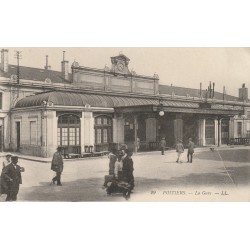 86 POITIERS. La Gare bien animée. Fin filament bord droit...