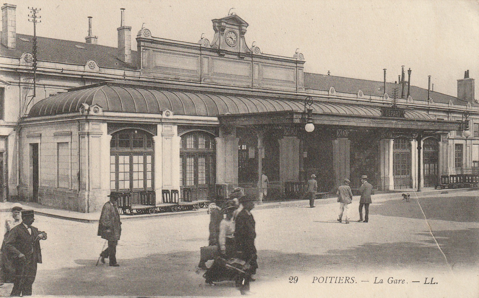 86 POITIERS. La Gare bien animée. Fin filament bord droit...