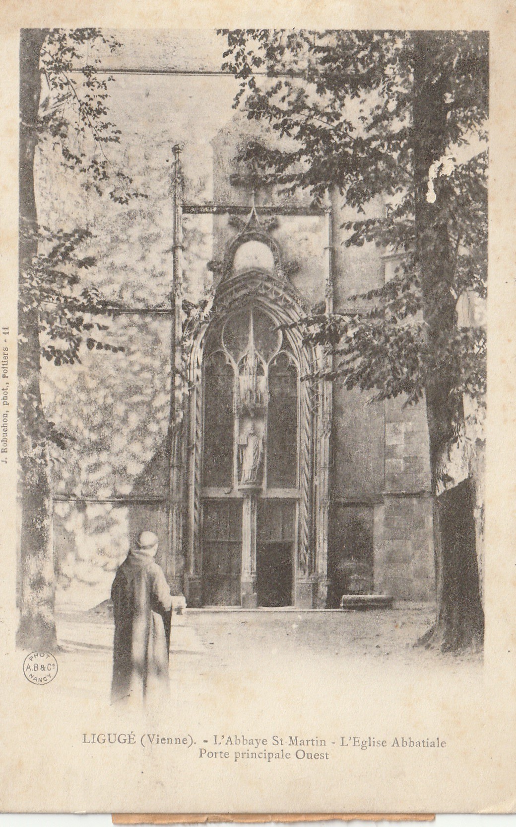86 LIGUGE. Abbaye Saint Martin Prêtre Porte Eglise Abbatial. Fiche collée verso Premier Timbre photocopié 1903