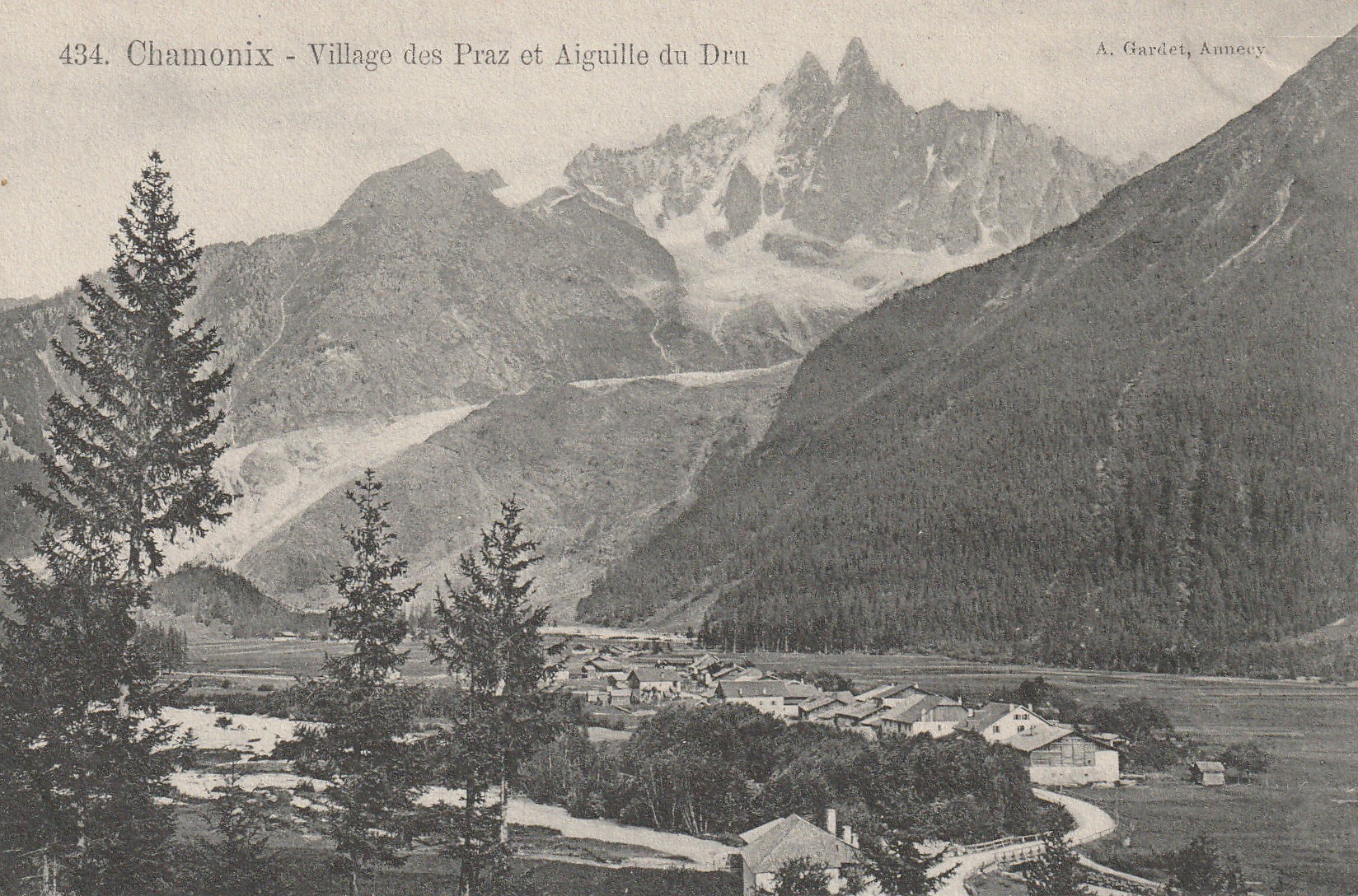 74 CHAMONIX MONT-BLANC. Village des Praz et Aiguille du Dru