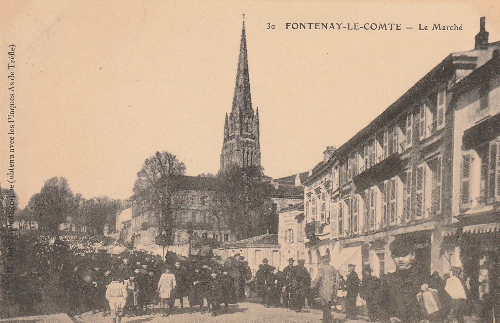 85 FONTENAY-LE-COMTE. Le Marché