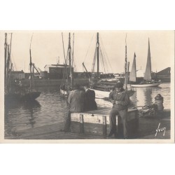 Photo Cpsm petit format 85 LES SABLES D'OLONNE. Vieux Pêcheurs sur un coin du Port