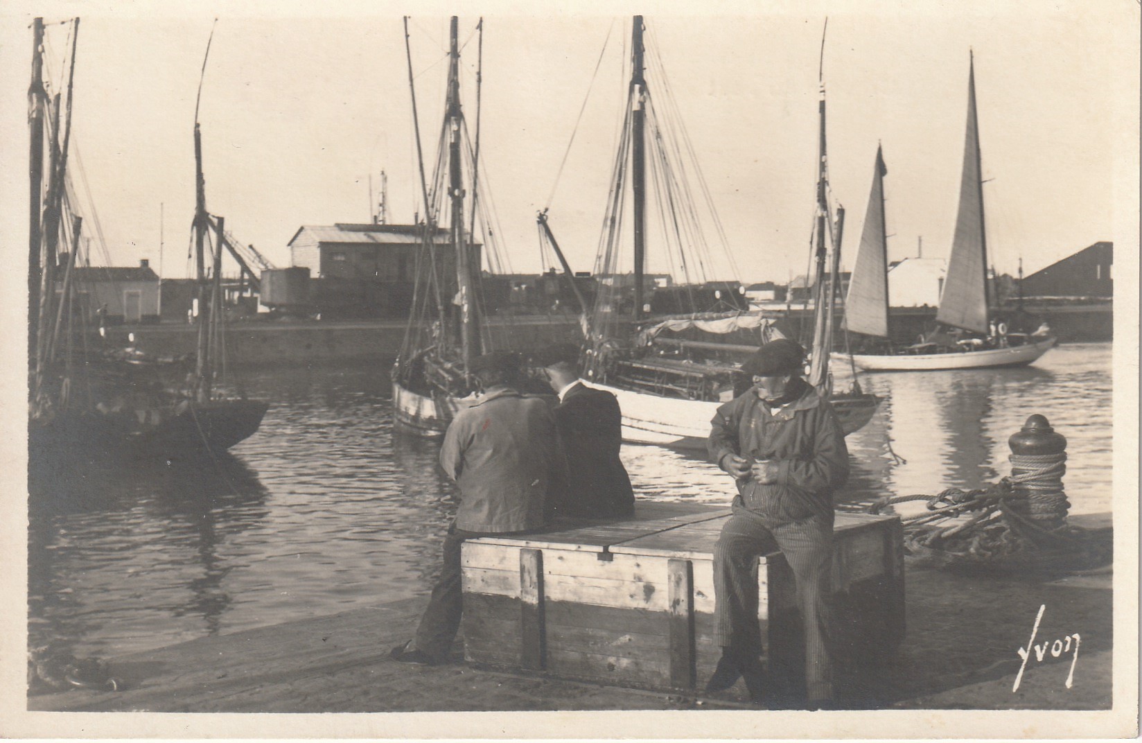 Photo Cpsm petit format 85 LES SABLES D'OLONNE. Vieux Pêcheurs sur un coin du Port