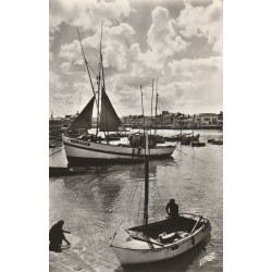 Photo Cpsm petit format 85 LES SABLES D'OLONNE 1967 Bateaux de Pêcheurs