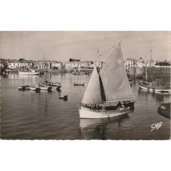 Photo Cpsm petit format 85 ILE D'YEU. Un " Nazou " rentrant au Port 1960