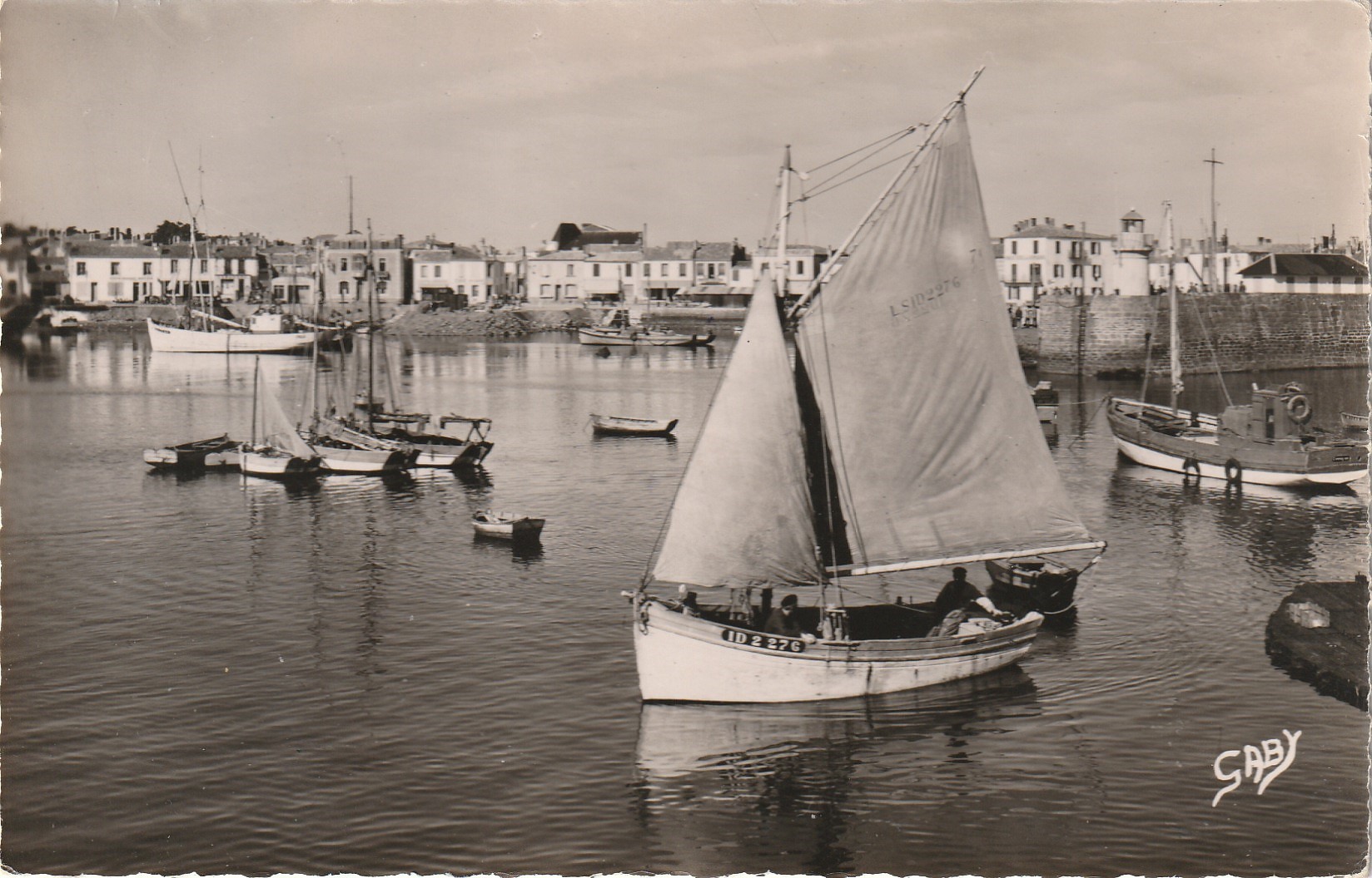 Photo Cpsm petit format 85 ILE D'YEU. Un " Nazou " rentrant au Port 1960