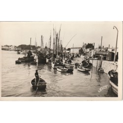 Photo Cpsm petit format 85 CROIX-DE-VIE. Bateaux de Pêcheurs et Camion Citerne 1950