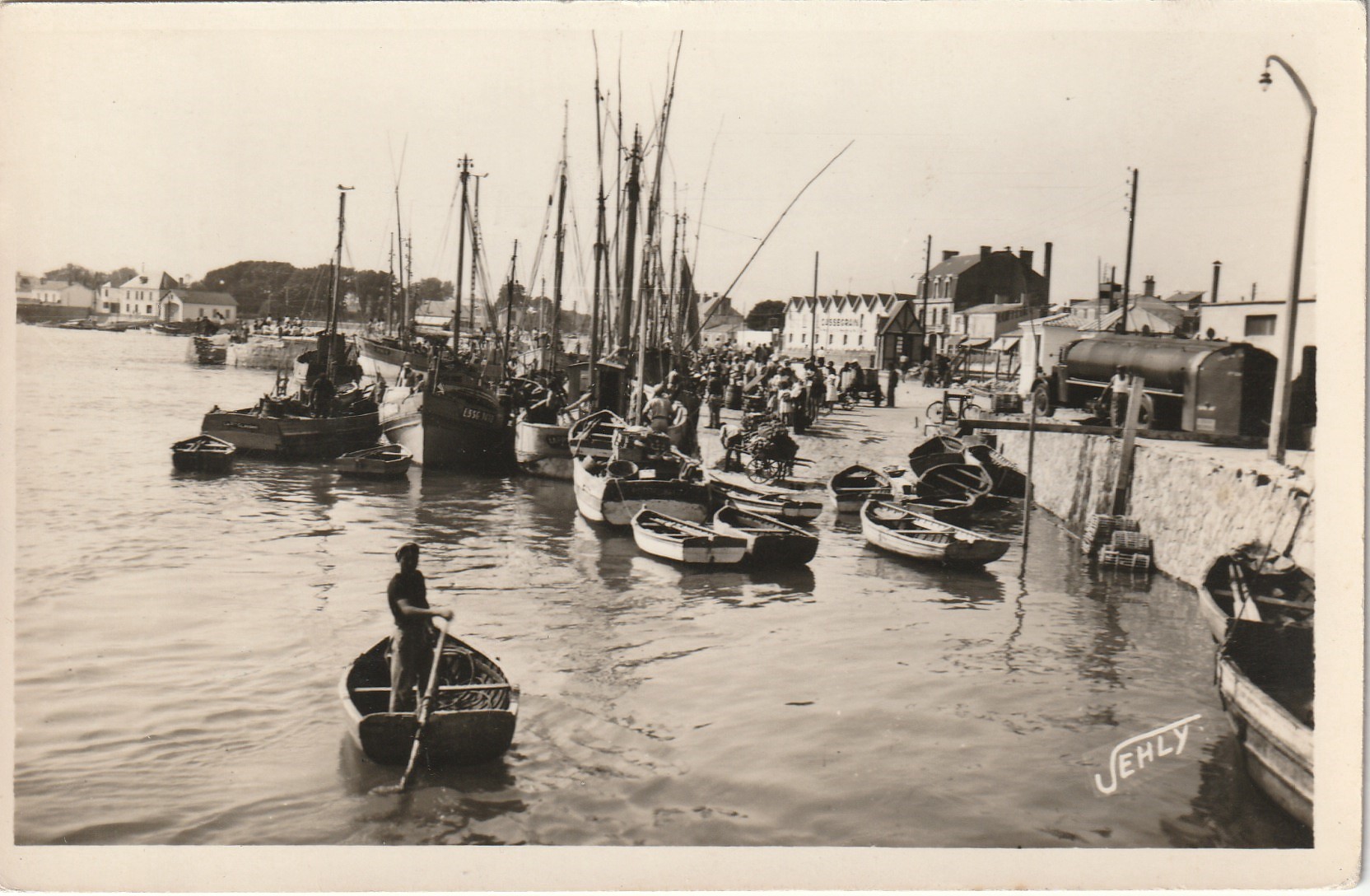 Photo Cpsm petit format 85 CROIX-DE-VIE. Bateaux de Pêcheurs et Camion Citerne 1950