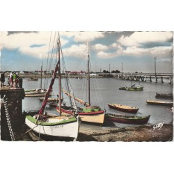 Cpsm petit format 85 L'AIGUILLON SUR MER. Port et pont. Barques de Pêcheurs 1961