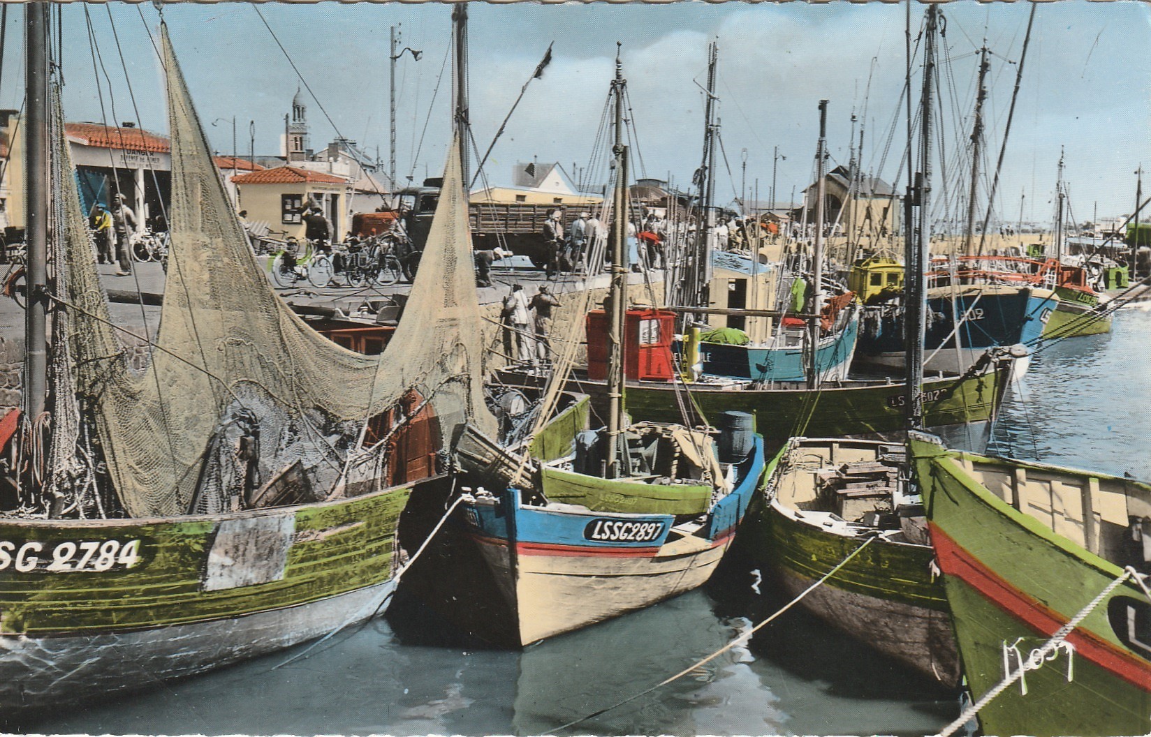 Cpsm petit format 85 CROIX-DE-VIE. Bateaux de Pêcheurs dans le Port 1964
